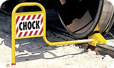 Single railroad wheel chock with high-visibility flag for exposed rail
