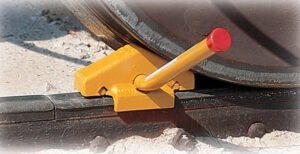 Single railroad wheel chock for exposed rail