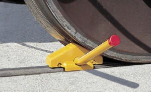 Single railroad wheel chock for flush rail
