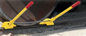Transit car double chock with fiberglass handles for flush rail